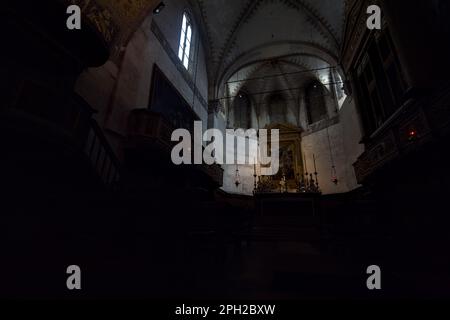 Presbiterio con pala d'altare nell'antica cupola di Brescia Foto Stock