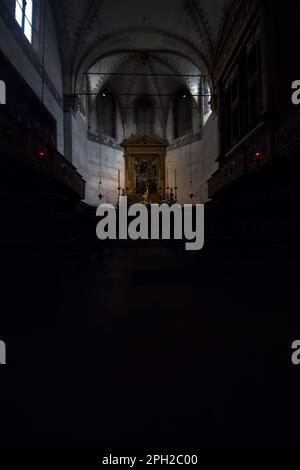 Presbiterio con pala d'altare nell'antica cupola di Brescia Foto Stock