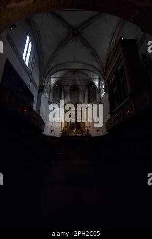 Presbiterio con pala d'altare nell'antica cupola di Brescia Foto Stock