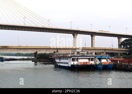 Panaji Goa India Ottobre 22 2022: Crociera al tramonto Vista del ponte Atal Setu e attività nel fiume Mandovi, compresi i casinò sul fiume a Goa Foto Stock