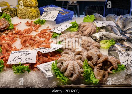 Venezia, Italia - 25 febbraio 2023: Pesce fresco esposto al mercato ittico di Rialto a Venezia. Foto Stock