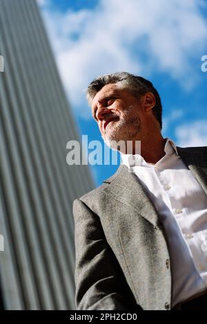 Ritratto ad angolo basso di un uomo d'affari maturo Foto Stock
