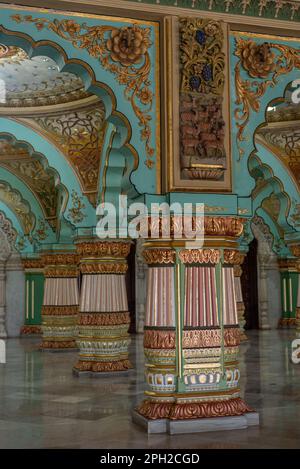 Mysore Palace Karnataka India Settembre 1 2022 turisti che visitano gli interni dello storico grande palazzo Mysore chiamato anche Amba Vilas palazzo Foto Stock