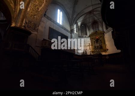 Presbiterio con pala d'altare nell'antica cupola di Brescia Foto Stock