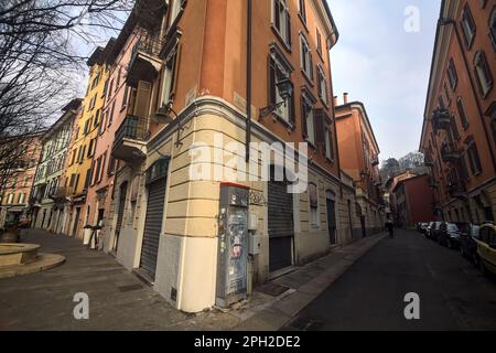 Traversata tra due strade in una giornata nuvolosa Foto Stock