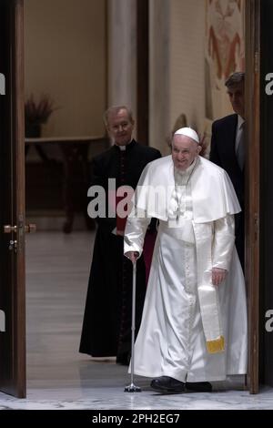 Vaticano Citi, Vaticano, 25 marzo 2023, Papa Francesco incontra i fedeli delle parrocchie di Rho durante un'udienza nella sala Paolo VI. Maria Grazia Picciarella/Alamy Live News Foto Stock