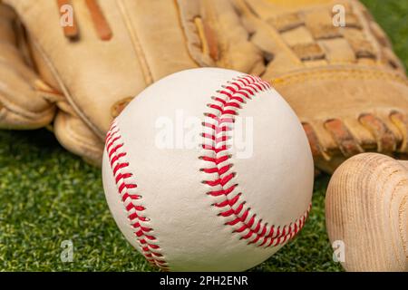 Baseball, guanto e pipistrello di legno. Concetto sportivo ricreativo, giovanile e professionale. Foto Stock