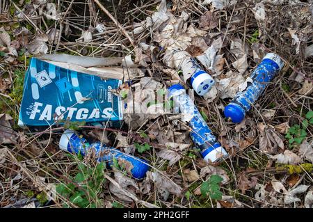 Hythe End, Regno Unito. 25th marzo, 2023. Fastengas Nitrous Oxide Cream Chargers abbandonato accanto al lato della strada. Il governo vieterà l'uso o il possesso di protossido di azoto, noto come gas ridente in pubblico a partire dalla prossima settimana. Il protossido di azoto, noto anche come crack hippy, è utilizzato nel catering, tuttavia, è diventato molto popolare con alcuni giovani come droga ricreativa e può causare la morte quando viene inalato. Credit: Maureen McLean/Alamy Live News Foto Stock