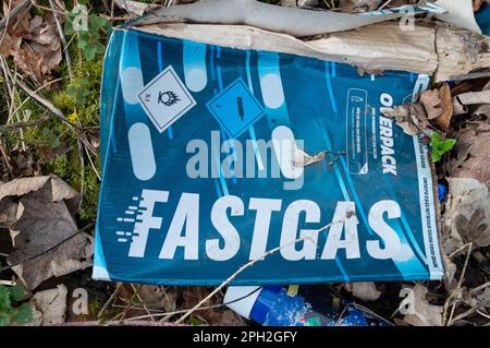 Hythe End, Regno Unito. 25th marzo, 2023. Fastengas Nitrous Oxide Cream Chargers abbandonato accanto al lato della strada. Il governo vieterà l'uso o il possesso di protossido di azoto, noto come gas ridente in pubblico a partire dalla prossima settimana. Il protossido di azoto, noto anche come crack hippy, è utilizzato nel catering, tuttavia, è diventato molto popolare con alcuni giovani come droga ricreativa e può causare la morte quando viene inalato. Credit: Maureen McLean/Alamy Live News Foto Stock