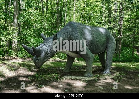 Prehistoric World in Eastern Ontario, Canada, è un'attrazione all'aperto di oltre 50 ettari, caratterizzata da modelli realistici e scientificamente accurati. Foto Stock