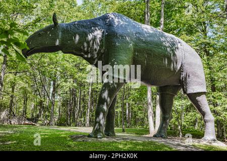 Prehistoric World in Eastern Ontario, Canada, è un'attrazione all'aperto di oltre 50 ettari, caratterizzata da modelli realistici e scientificamente accurati. Foto Stock