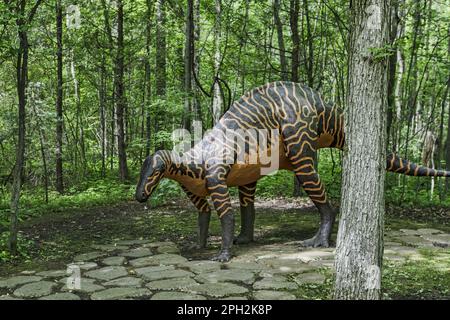 Prehistoric World in Eastern Ontario, Canada, è un'attrazione all'aperto di oltre 50 ettari, caratterizzata da modelli realistici e scientificamente accurati. Foto Stock