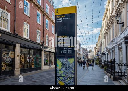 South Molton Street, Londra. South Molton St è una strada a Mayfair London vicino a Oxford St e Bond St, che ospita negozi di alta moda. Foto Stock