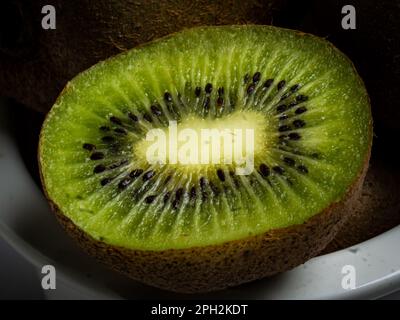 Frutta kiwi tagliata a fette nella vista ravvicinata Foto Stock