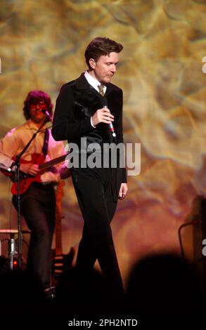 Milano Italia 01/10/2001 : David Sylvian durante il concerto dal vivo al Teatro Smeraldo Foto Stock