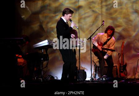 Milano Italia 01/10/2001 : David Sylvian durante il concerto dal vivo al Teatro Smeraldo Foto Stock