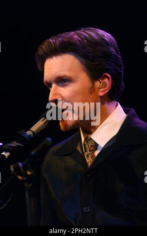 Milano Italia 01/10/2001 : David Sylvian durante il concerto dal vivo al Teatro Smeraldo Foto Stock