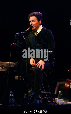 Milano Italia 01/10/2001 : David Sylvian durante il concerto dal vivo al Teatro Smeraldo Foto Stock