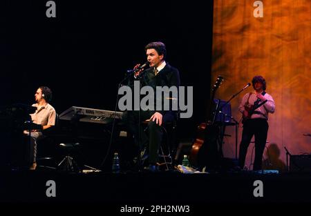 Milano Italia 01/10/2001 : David Sylvian durante il concerto dal vivo al Teatro Smeraldo Foto Stock