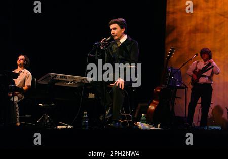 Milano Italia 01/10/2001 : David Sylvian durante il concerto dal vivo al Teatro Smeraldo Foto Stock