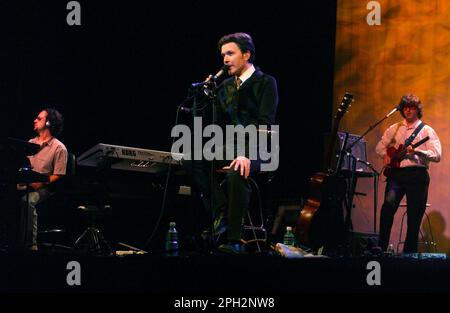 Milano Italia 01/10/2001 : David Sylvian durante il concerto dal vivo al Teatro Smeraldo Foto Stock