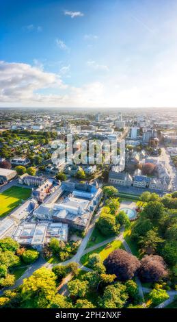 Panorama verticale aereo della città di Christchurch dai giardini pubblici al centro del centro città. Foto Stock