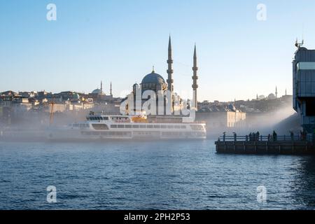 Istanbul, Istanbul, Turchia. 25th Mar, 2023. Una vista dalla Moschea di valide Sultan (Nuova Moschea) nella nebbia. La gente scatta una foto con la Moschea di valide Sultan in una giornata di nebbia sul Ponte Galata a Istanbul. (Credit Image: © Tolga Uluturk/ZUMA Press Wire) SOLO PER USO EDITORIALE! Non per USO commerciale! Foto Stock