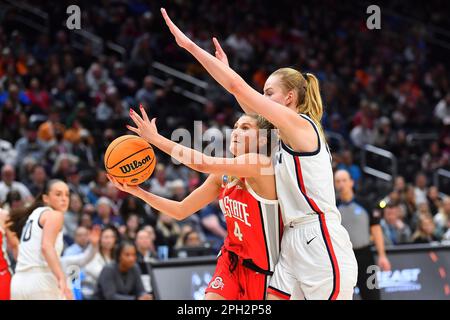 Seattle, Washington, Stati Uniti. 25th Mar, 2023. La guardia dei Buckeyes dello stato dell'Ohio Jacy Sheldon (4) si è imbattuta durante la prima metà della partita di pallacanestro della NCAA Regional Semifinal femminile tra i Buckeyes dello stato dell'Ohio e la University of Connecticut Huskies alla Climate Pledge Arena di Seattle, Washington. Steve Faber/CSM/Alamy Live News Foto Stock