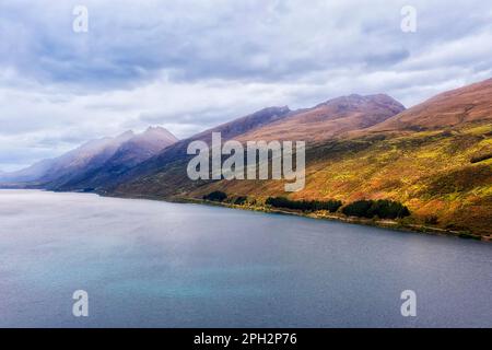 Picchi di montagna intorno al lago Wakatipu in Nuova Zelanda Otago Isola Sud - paesaggio panoramico aereo. Foto Stock