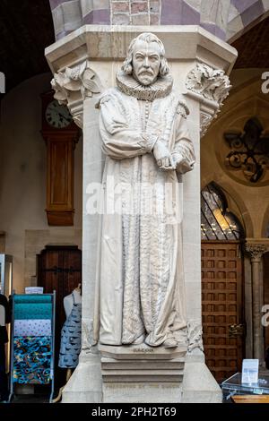 Statua di Francis Bacon nell'università di Oxford Museum of Natural History a Oxford, Oxfordshire, Regno Unito il 25 marzo 2023 Foto Stock