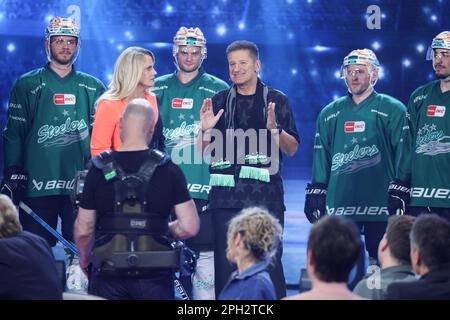 Berlino, Germania. 25th Mar, 2023. Il musicista e cantante Hartmut Engler (M) nella mostra ARD 'Verstehen Sie Spaß'. Lo spettacolo viene trasmesso dal vivo. Credit: Joerg Carstensen/dpa/Alamy Live News Foto Stock