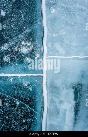 Motivi geometrici nel ghiaccio del lago Minnewanka, Banff National Park, Canada Foto Stock