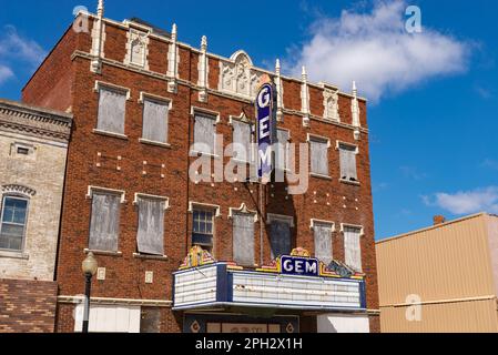 Cairo, Illinois - Stati Uniti - 19th marzo 2023: Vecchio cinema abbandonato, originariamente aperto il 10 ottobre 1910, nel centro del Cairo, Illinois. Foto Stock