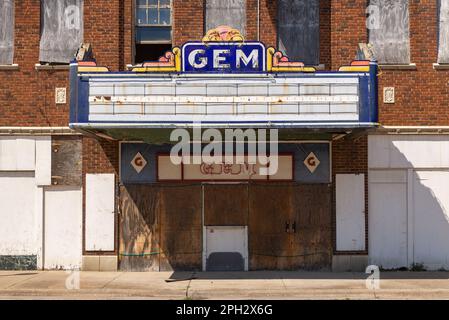 Cairo, Illinois - Stati Uniti - 19th marzo 2023: Vecchio cinema abbandonato, originariamente aperto il 10 ottobre 1910, nel centro del Cairo, Illinois. Foto Stock