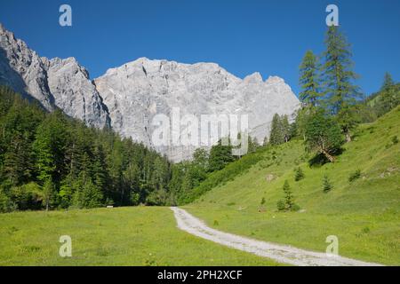 Le pareti nord dei monti Karwendel - le pareti di Grubenkar spitze dalla valle. Foto Stock