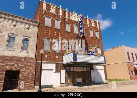 Cairo, Illinois - Stati Uniti - 19th marzo 2023: Vecchio cinema abbandonato, originariamente aperto il 10 ottobre 1910, nel centro del Cairo, Illinois. Foto Stock