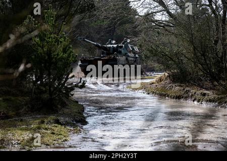 Gli equipaggi polacchi di Krab eseguono manovre tattiche su terreni accidentati in preparazione ad esercizi di fuoco vivo come parte del Dynamic Front 23 a Oksbøl, Danimarca, 24 marzo 2023. DF23 è un esercizio di fuoco vivo a guida statunitense, integrato dalla NATO e dai partner, incentrato sul miglioramento dell'interoperabilità della NATO a livello di battaglione e oltre. (STATI UNITI Foto dell'esercito del personale Sgt. Kyle Larsen) Foto Stock