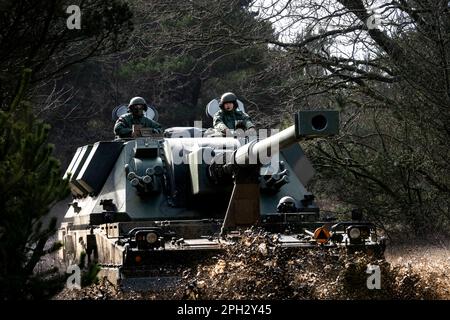 Gli equipaggi polacchi di Krab eseguono manovre tattiche su terreni accidentati in preparazione ad esercizi di fuoco vivo come parte del Dynamic Front 23 a Oksbøl, Danimarca, 24 marzo 2023. DF23 è un'esercitazione di artiglieria dal vivo sul campo condotta dagli Stati Uniti, dalla NATO e integrata dai partner, che metterà alla prova anche l'integrazione multinazionale delle capacità di logistica e comunicazione in località geograficamente separate a Grafenwöhr, Germania e Oksbøl, Danimarca. (STATI UNITI Foto dell'esercito del personale Sgt. Kyle Larsen) Foto Stock