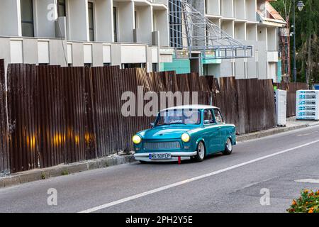 SOVATA, ROMANIA - 24 AGOSTO 2022: Auto vecchia blu nella città di Sovata. E' noto per i trattamenti di balneoterapia e fanghi. Foto Stock