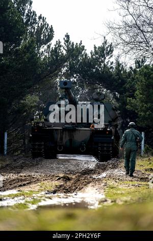 Gli equipaggi polacchi di Krab eseguono manovre tattiche su terreni accidentati in preparazione ad esercizi di fuoco vivo come parte del Dynamic Front 23 a Oksbøl, Danimarca, 24 marzo 2023. DF23 è un'esercitazione di artiglieria dal vivo sul campo condotta dagli Stati Uniti, dalla NATO e integrata dai partner, che metterà alla prova anche l'integrazione multinazionale delle capacità di logistica e comunicazione in località geograficamente separate a Grafenwöhr, Germania e Oksbøl, Danimarca. (STATI UNITI Foto dell'esercito del personale Sgt. Kyle Larsen) Foto Stock