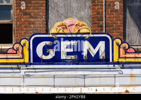 Cairo, Illinois - Stati Uniti - 19th marzo 2023: Vecchio cinema abbandonato, originariamente aperto il 10 ottobre 1910, nel centro del Cairo, Illinois. Foto Stock