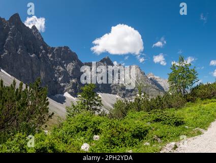 Le pareti nord dei monti Karwendel - Bockkarspitzhe, Nordliche Sonnenspitze da Falkenhutte chalet. Foto Stock