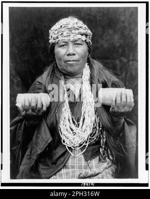 Hupa sciamano femminile, c.1923, Edward Curtis Foto Stock