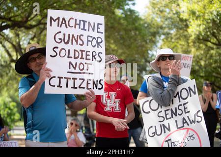 Austin, Texas, Stati Uniti. 25th Mar, 2023. I texani si riuniscono ai gradini sud del Campidoglio sabato 26th marzo, in occasione del 5th° anniversario di marzo, per le nostre vite, in onore delle vittime della sparatoria di massa del Marjory Stoneman Douglas, avvenuta il 14 febbraio 2018. Le famiglie degli sparatorie a scuola di Uvalde, Texas, del 2022, parlavano contro le ''armi di guerra'' facilmente disponibili, come i fucili automatici AR-15. (Credit Image: © Bob Daemmrich/ZUMA Press Wire) SOLO PER USO EDITORIALE! Non per USO commerciale! Credit: ZUMA Press, Inc./Alamy Live News Foto Stock