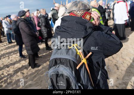 Danzica, Polonia. 25 marzo 2023. Stazioni della Croce sulla spiaggia del Mar Baltico © Wojciech Strozyk / Alamy Live News Foto Stock