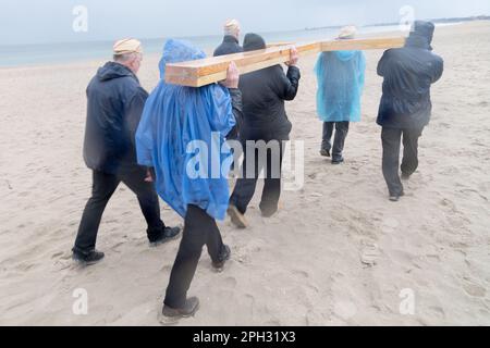 Danzica, Polonia. 25 marzo 2023. Stazioni della Croce sulla spiaggia del Mar Baltico © Wojciech Strozyk / Alamy Live News Foto Stock