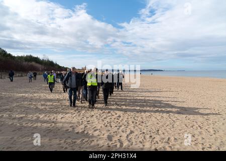 Danzica, Polonia. 25 marzo 2023. Stazioni della Croce sulla spiaggia del Mar Baltico © Wojciech Strozyk / Alamy Live News Foto Stock