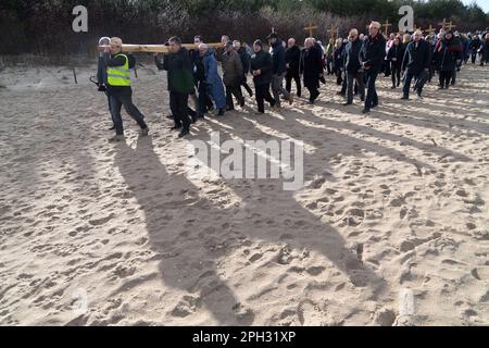 Danzica, Polonia. 25 marzo 2023. Stazioni della Croce sulla spiaggia del Mar Baltico © Wojciech Strozyk / Alamy Live News Foto Stock