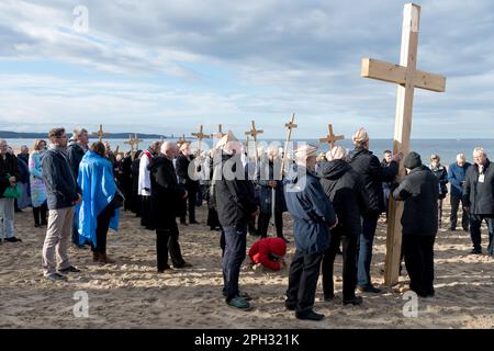 Danzica, Polonia. 25 marzo 2023. Stazioni della Croce sulla spiaggia del Mar Baltico © Wojciech Strozyk / Alamy Live News Foto Stock