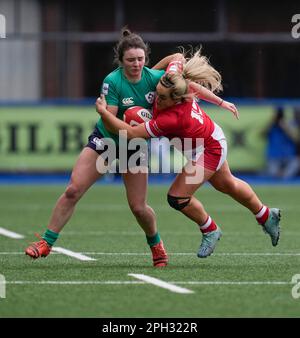 Cardiff, Regno Unito. 25th Mar, 2023. Courtney Keight (Galles) fa il tackle durante le donne Tik Tok Six Nations Rugby Wales contro Irlanda al BT Cardiff Arms Park Cardiff Regno Unito il 25 2023 marzo Alamy Live News risultato finale 31- 5 Credit: Graham Glendinning / GlennSports/Alamy Live News Foto Stock